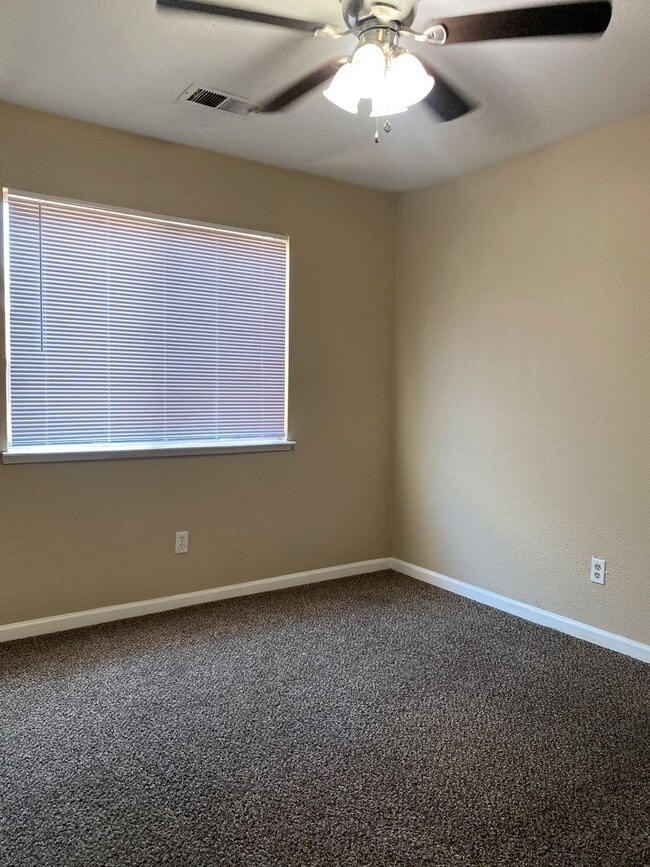 Building Photo - Cute home with fenced yard and driveway. A...