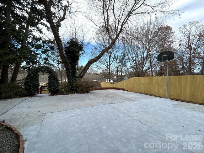 Building Photo - 3805 Rosedown Dr