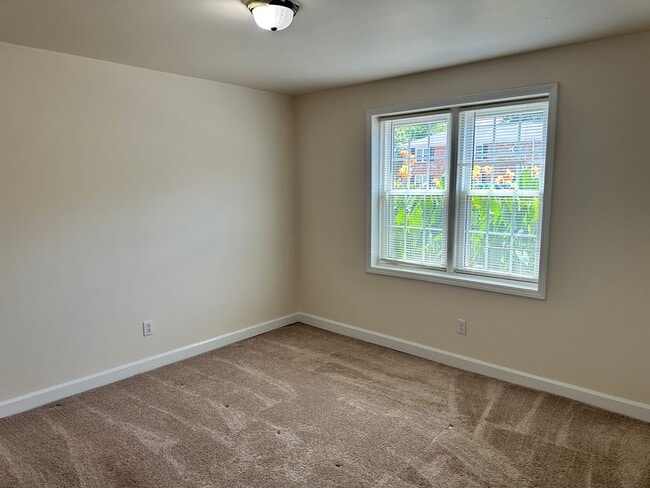 Building Photo - Lovely Two Bedroom Condo in Cotswold!