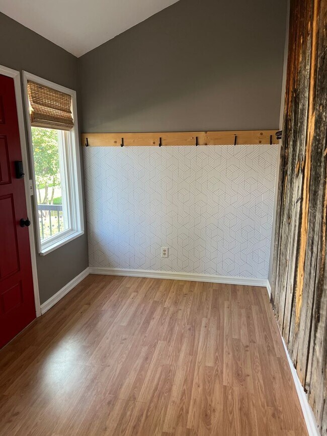Building Photo - $500 OFF FIRST MONTH'S RENT!!!