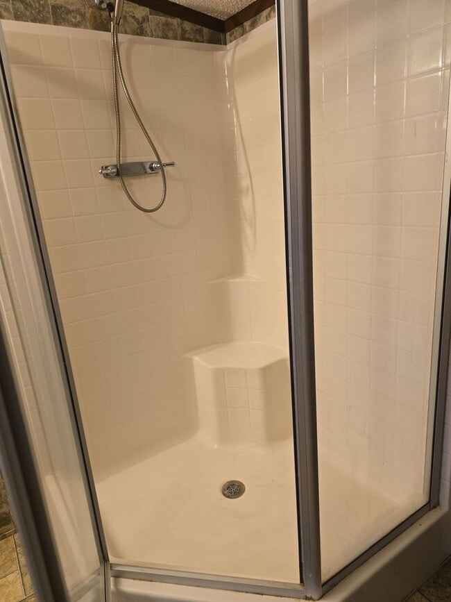 Building Photo - Refurbished 4 bedroom 2 bath