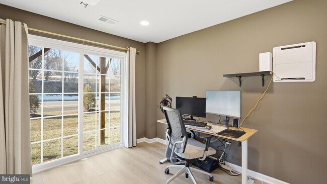 Building Photo - 1790 Scenic Lp