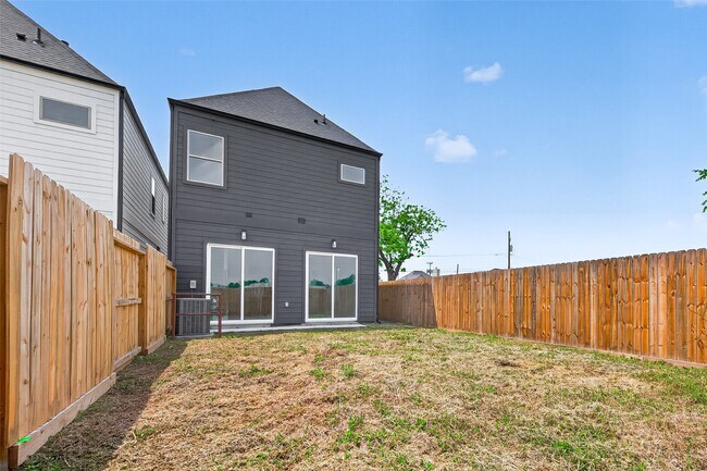 Building Photo - 7422 Maxroy St