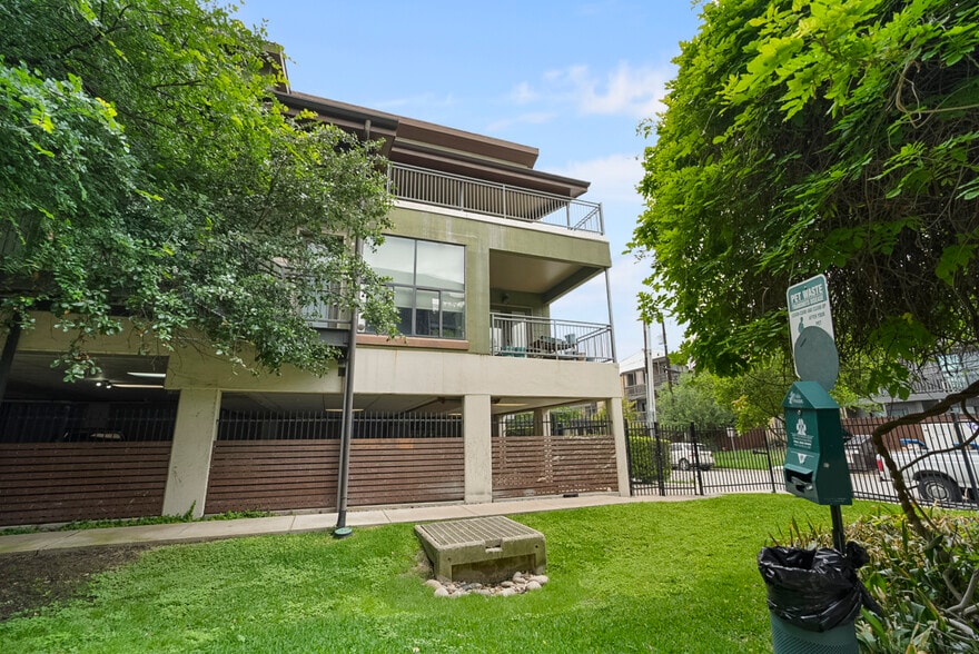 front of building - 911 Keith Ln