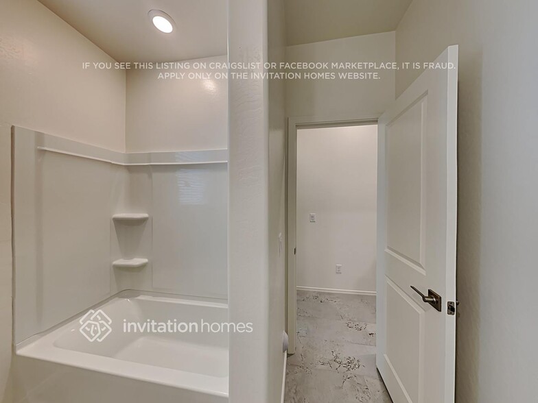 Building Photo - 11445 W La Reata Ave