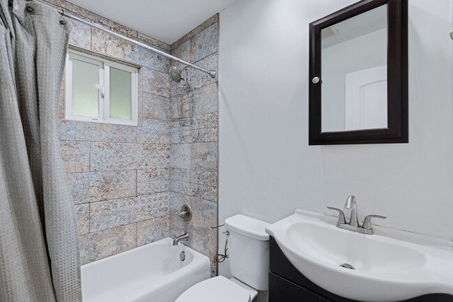 Building Photo - 3-2