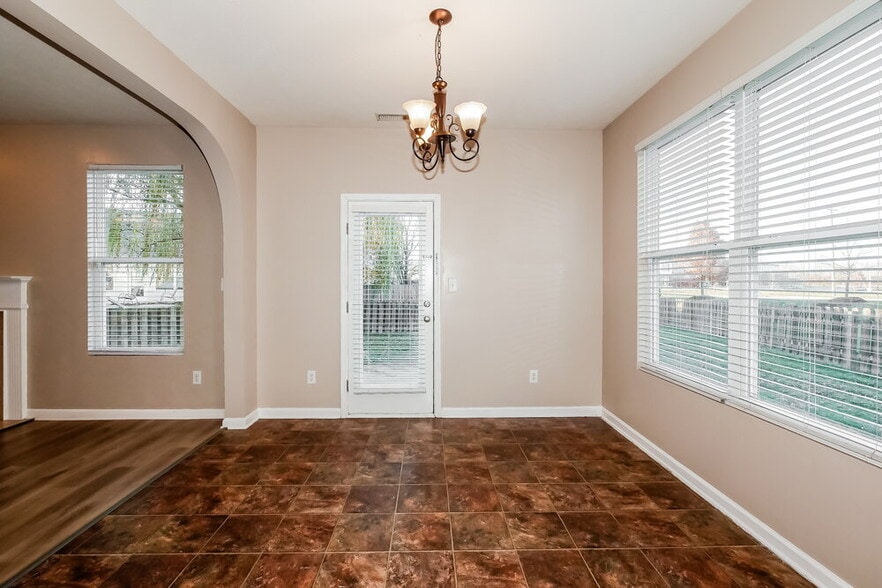 Building Photo - 15559 Old Pond Cir