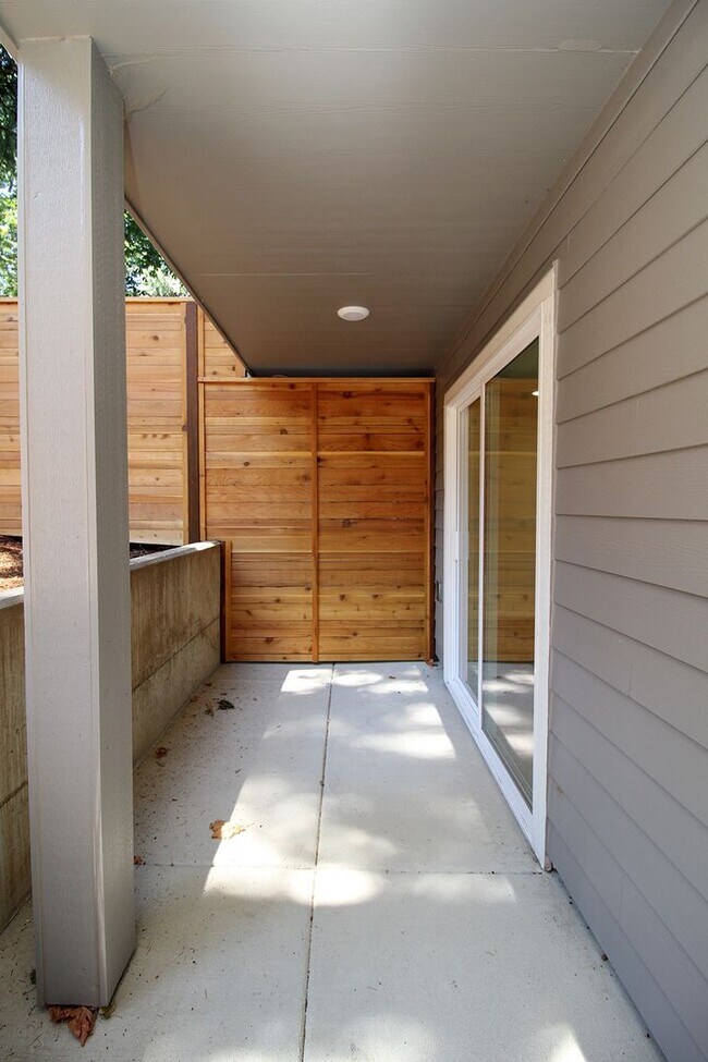 Building Photo - 4660-4660 SW Fairvale Ct