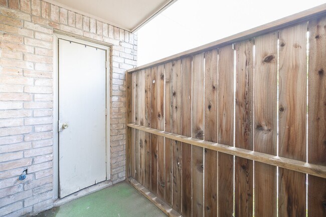 Building Photo - 14600 Fonmeadow Dr