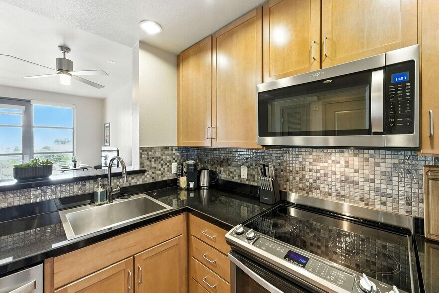 Building Photo - 355 Berry St