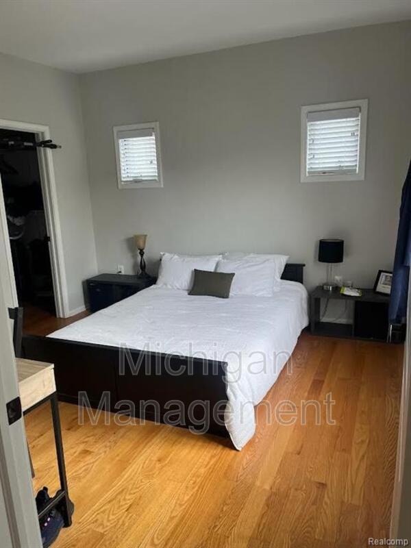 Building Photo - 2721 E Maple Rd