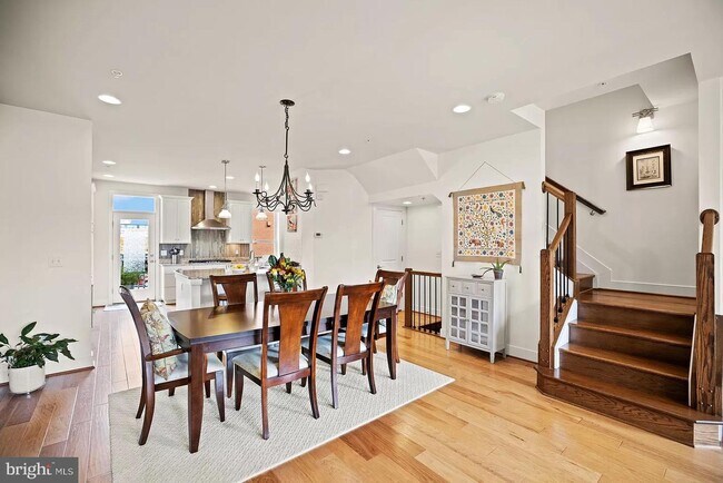 Building Photo - 710 Bluemont Ave