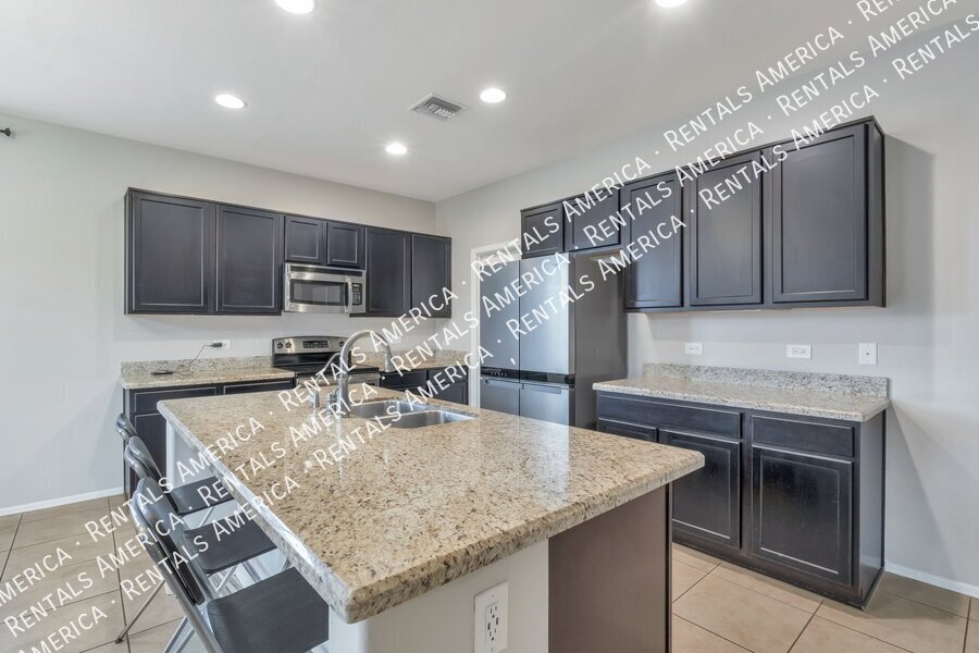 Building Photo - 8431 N Mountain Stone Pine Way