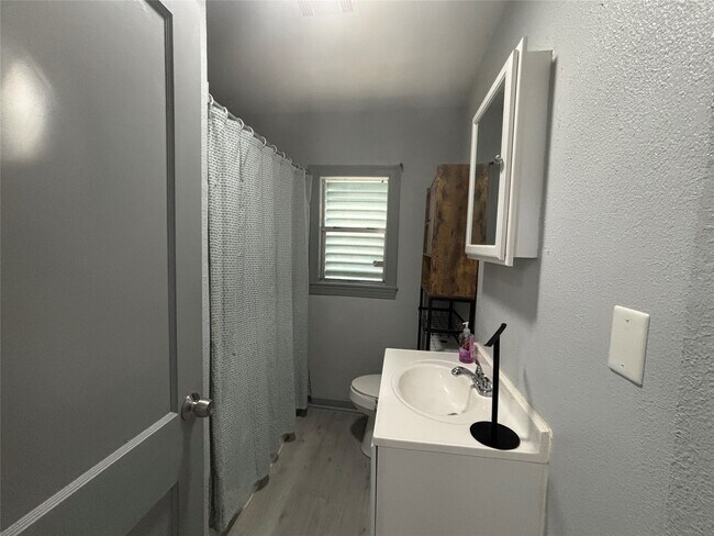 Building Photo - 301 19th Ave N