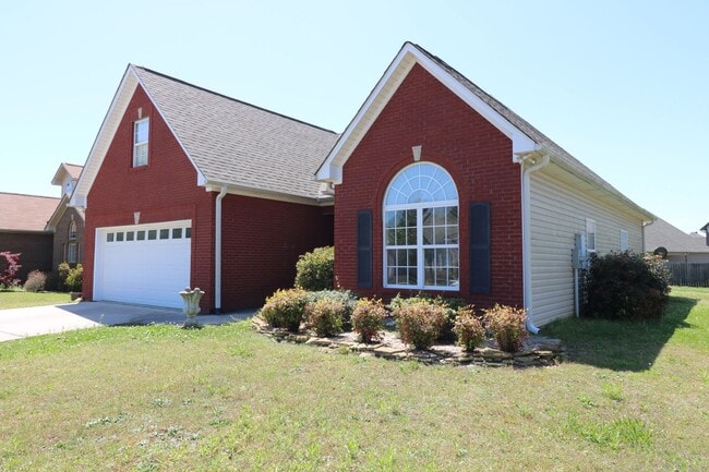 Building Photo - GREAT RENTAL IN FOX HOLLOW SUBDIVISION!