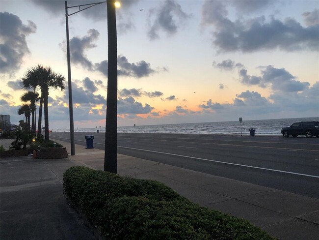 Building Photo - 8416 Seawall Blvd