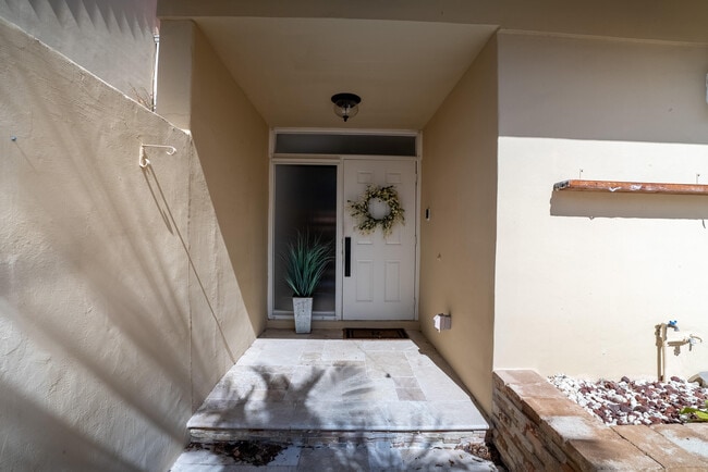 Building Photo - 216 Old Meadow Way