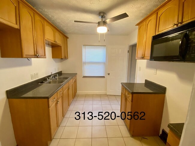 Building Photo - 15881 Manor
