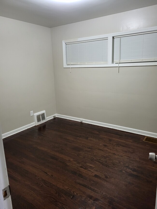 bedroom 1 - 337 Kenwood Avenue