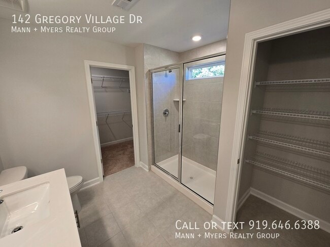 Building Photo - 142 Gregory Vlg Dr