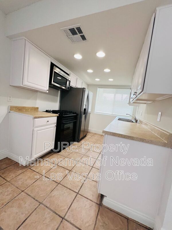 Building Photo - 1405 E Vegas Valley Dr
