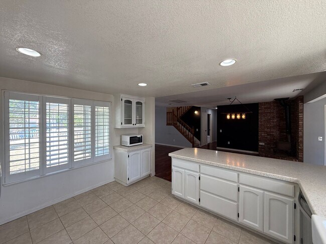 Building Photo - Charming 3BD/3BA Home in Ramona with Large Backyard, 2-Car Garage & In-Unit Laundry