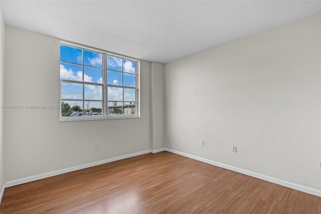 Building Photo - 215 SW 42nd Ave