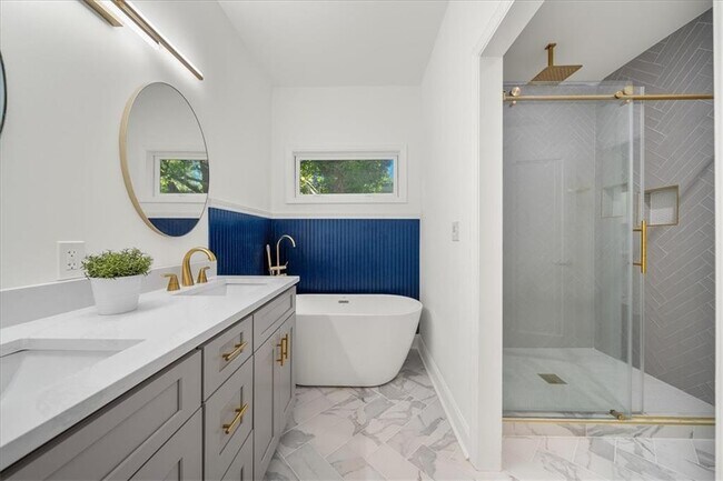 Building Photo - 1415 Almont Dr SW