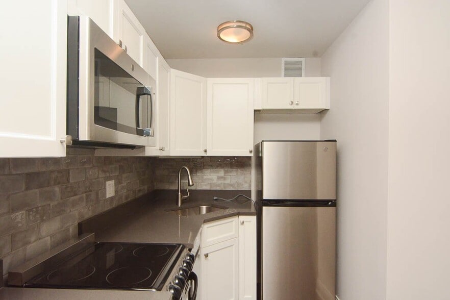 Building Photo - 648 W Wrightwood Ave