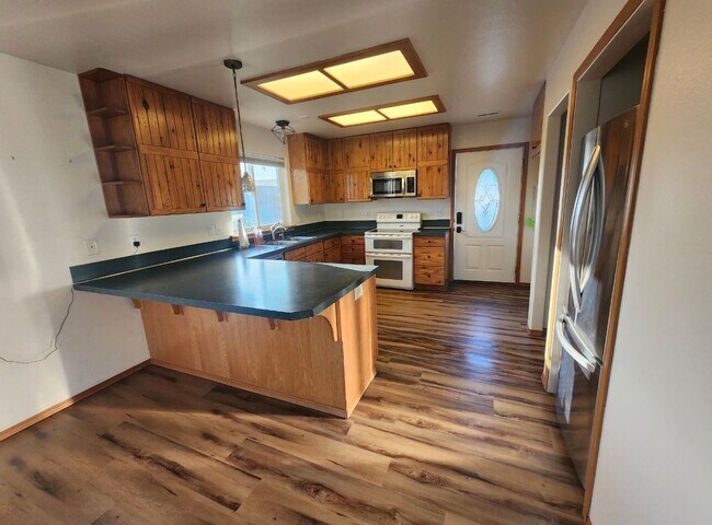 Building Photo - Panoramic Rattlesnake Hills View Home on N...
