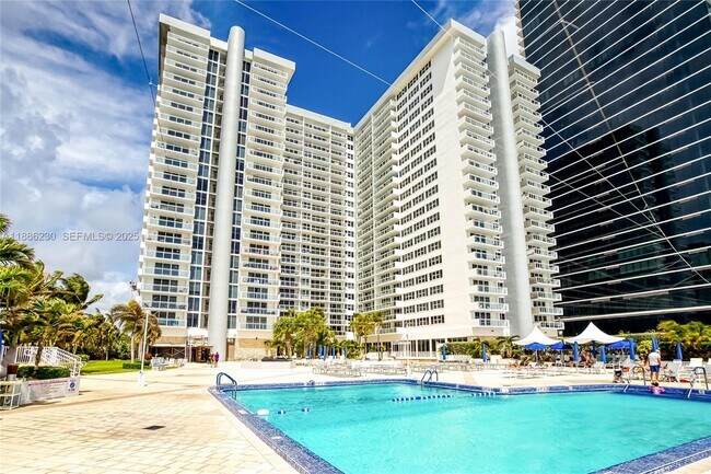 Building Photo - 2030 S Ocean Dr