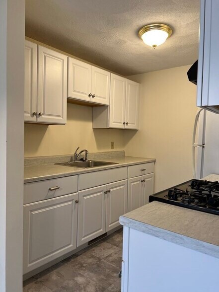 Building Photo - 16 Montvale Ave