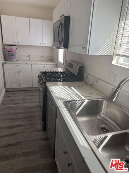 Building Photo - 17902 Saticoy St