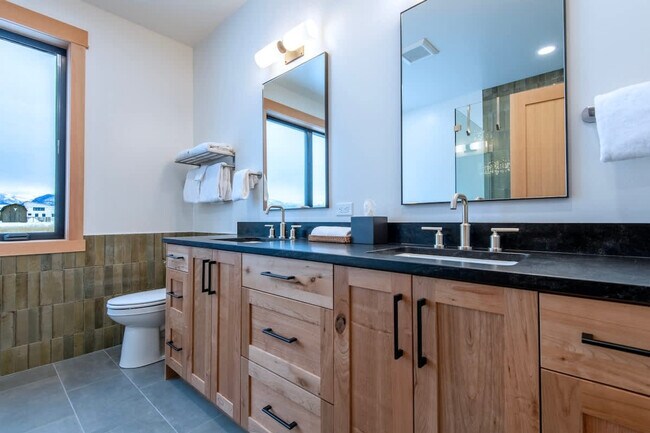 Building Photo - 3402 Alta Vista Dr