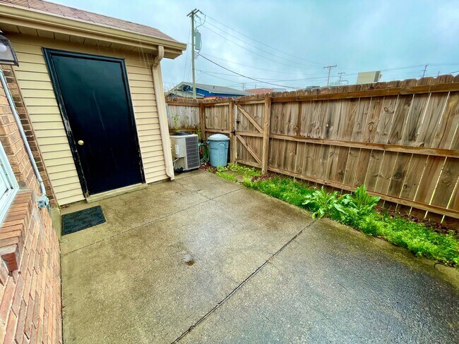 Building Photo - Great Townhome Convenient Location