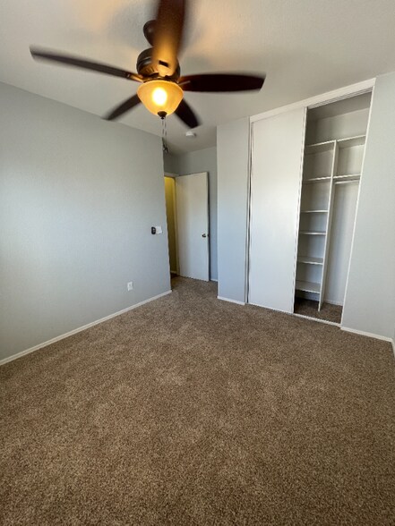 Building Photo - 3016 W White Feather Ln