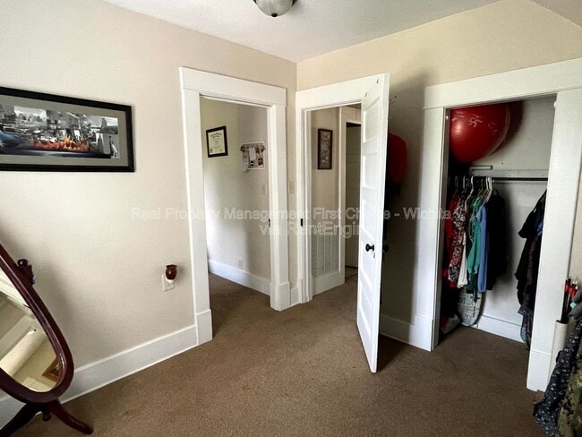 Building Photo - 830 S Fern St