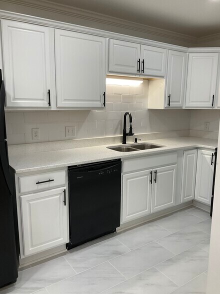 Building Photo - 1010 Woodland Vlg