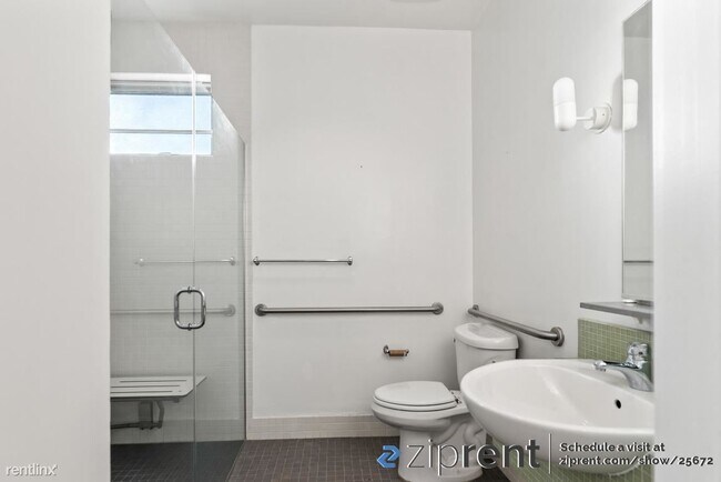 Building Photo - 2 br, 2 bath Townhome - 2910 Mandela Pkwy,...