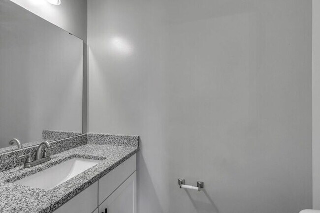 Building Photo - Charming 3-Bed, 2.5-Bath Townhouse Gem in ...