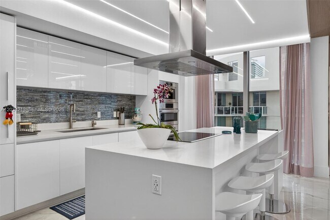 Building Photo - 300 Sunny Isles Blvd
