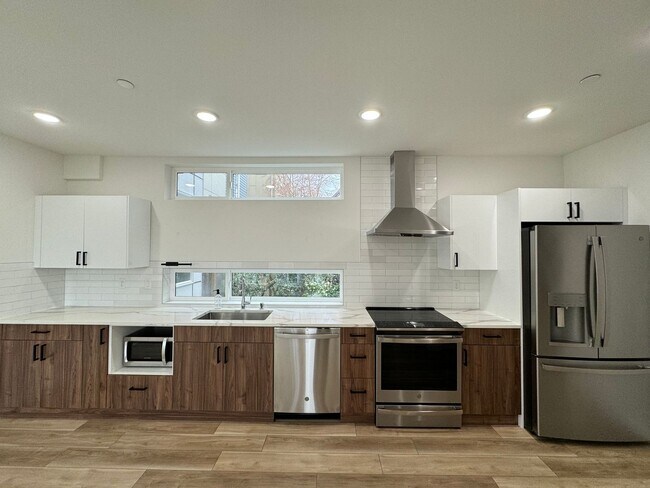 Building Photo - 3B3B cozy townhome