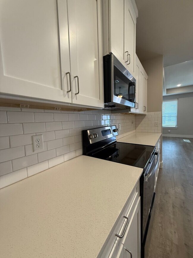 Building Photo - 3/2/2 GODLEY ISD - CUSTOM Upgrades Pets Welcome Commuter Friendly