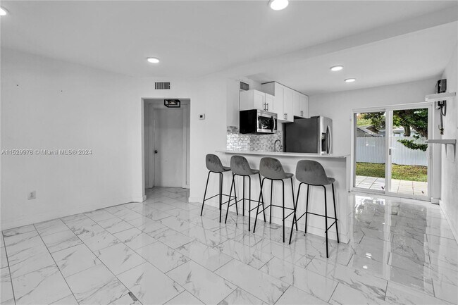 Building Photo - 420 S 61st Terrace