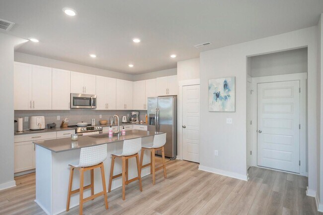 Building Photo - 517 Swanholme Dr