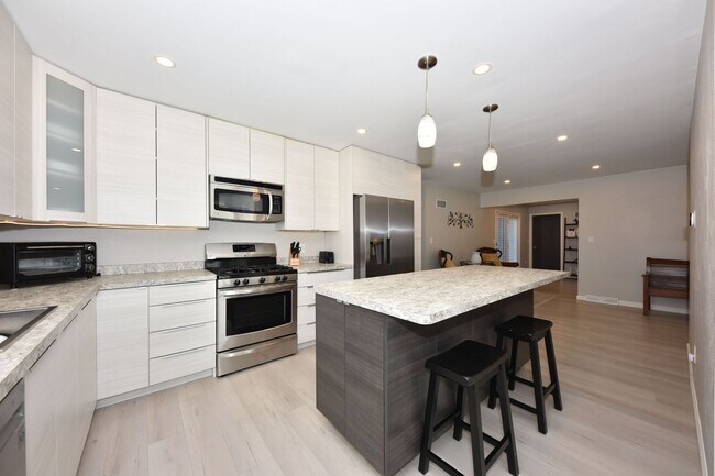 Building Photo - Furnished Mequon 4 bedroom ranch