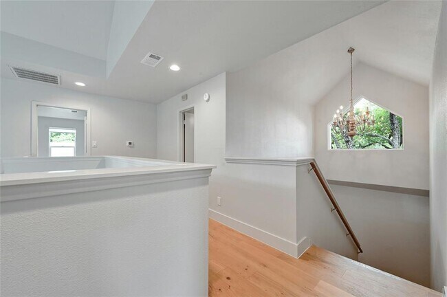 Building Photo - 1305 Kenwood Ave
