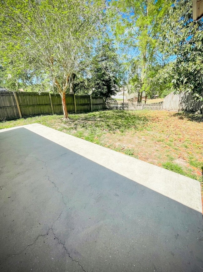Building Photo - Gorgeous 3/2/2! Nice Neighborhood! Great Location!