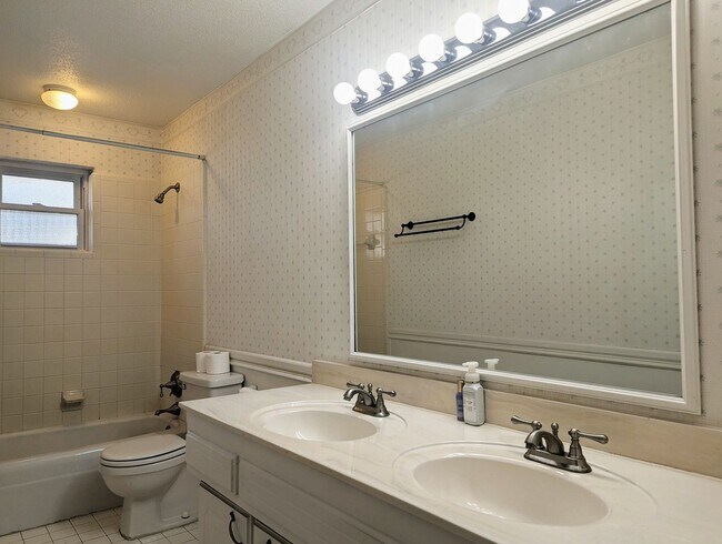 Building Photo - Spacious 4-Bed Home in Bethany with Solar Panels!