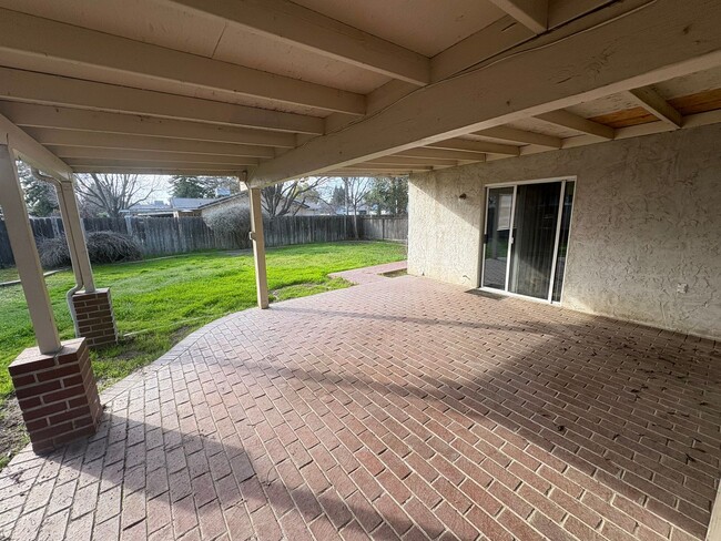 Building Photo - NW Visalia Home Rent Ready!